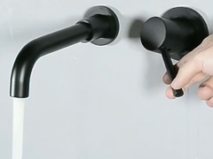 Moderner an der Wand befestigter einzelner Griff-Becken-Messingmischer in Matte Black Chrome Gold Grey